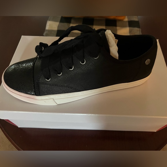 Isaac Mizrahi Shoes - Isaac Mizrahi Live black sneakers brand new